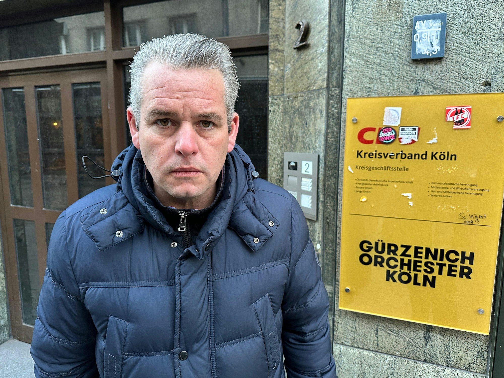 CDU-Geschäftsführer Bastian Ebel steht vor der Geschäftsstelle in der Kölner Altstadt.