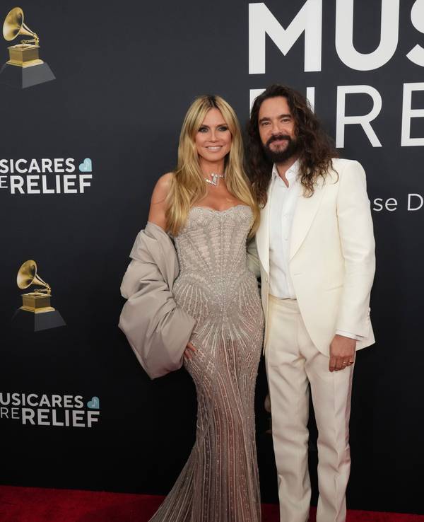 Heidi Klum erschien am 2. Februar 2025 mit Ehemann Tom Kaulitz ganz in Weiß zur Grammy-Verleihung. Ihr Kleid gab deutliche Einblicke preis.