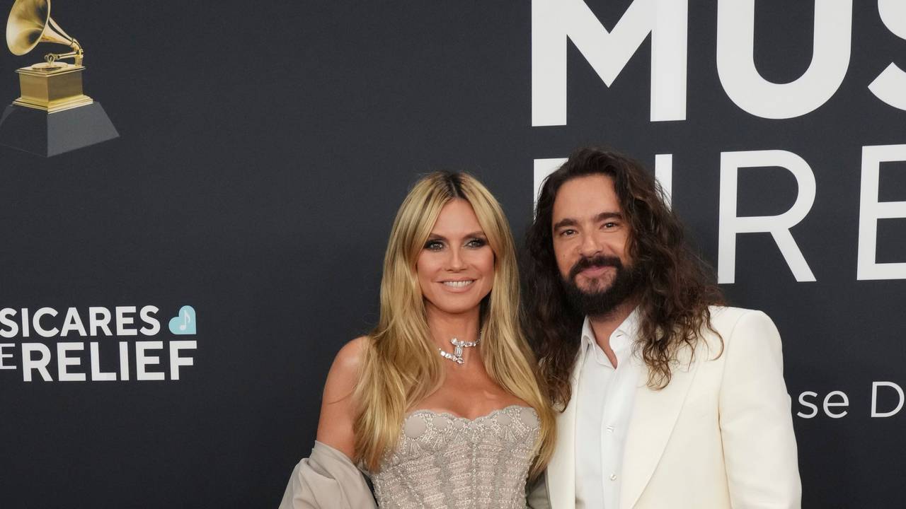 Heidi Klum erschien am 2. Februar 2025 mit Ehemann Tom Kaulitz ganz in Weiß zur Grammy-Verleihung. Ihr Kleid gab deutliche Einblicke preis.