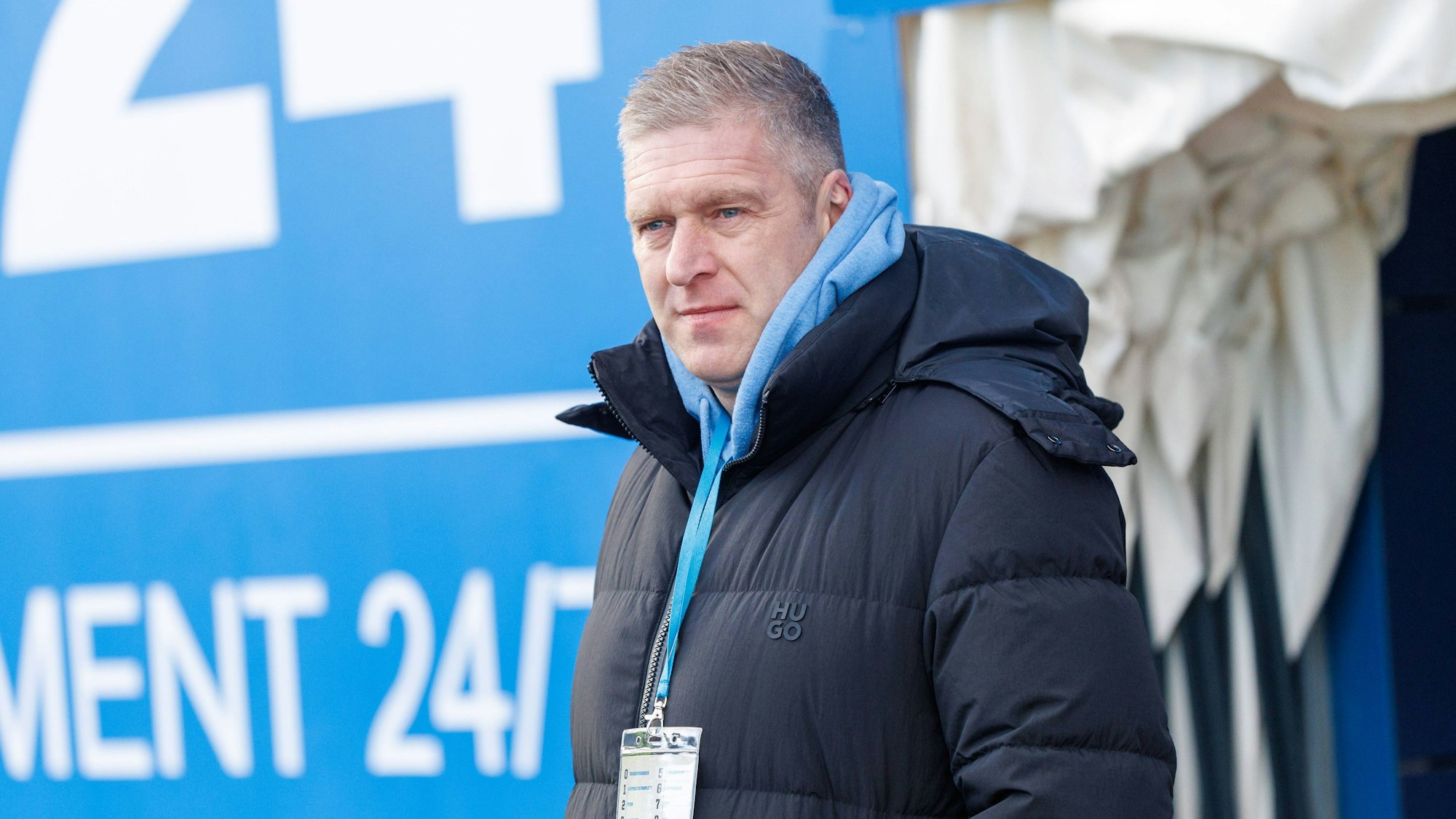 Trainer Christian Rahn bei einem U19-Spiel von Hansa Rostock am Spielfeldrand.
