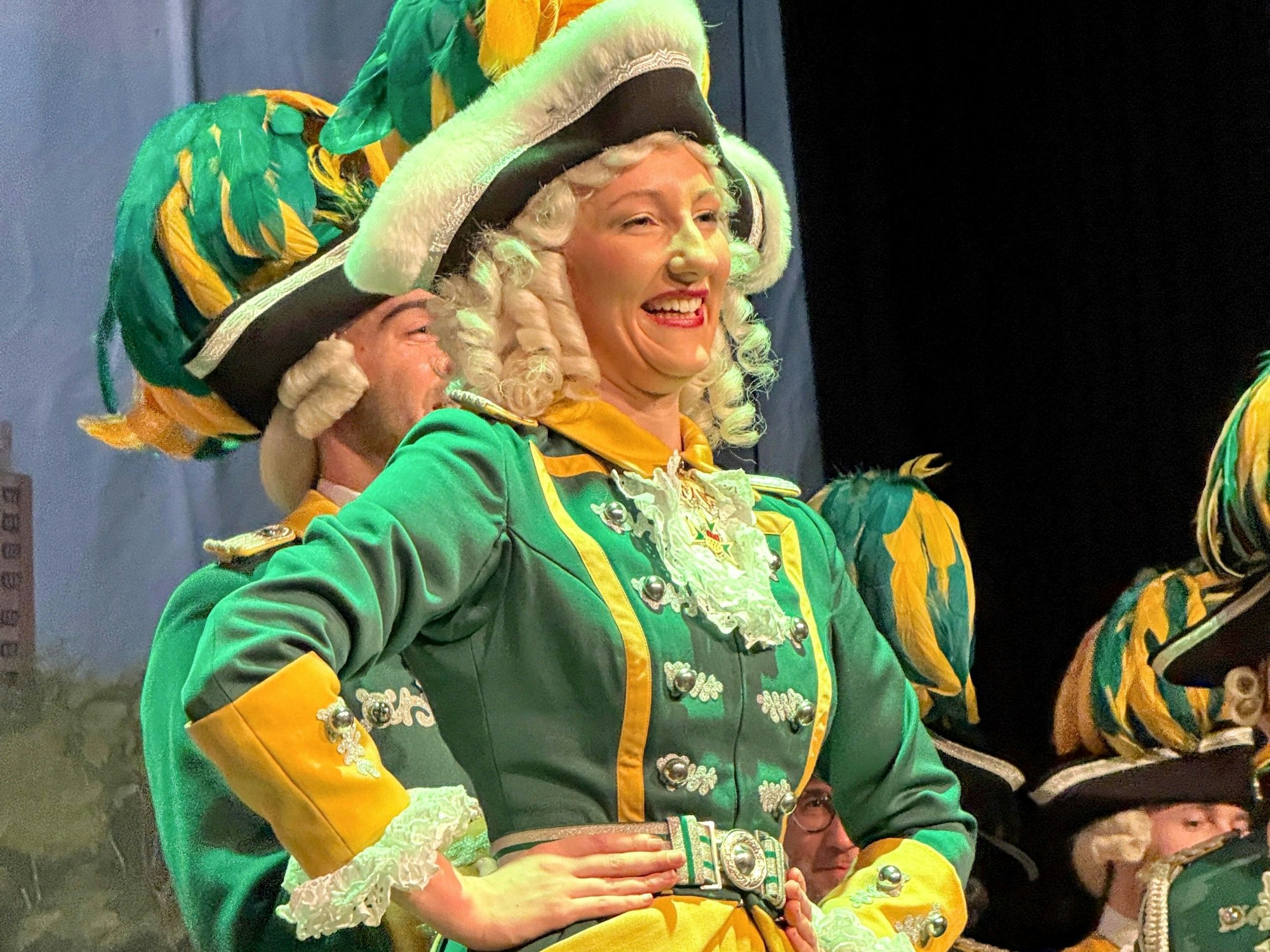 Tänzerin Alina Harig auf der Bühne.