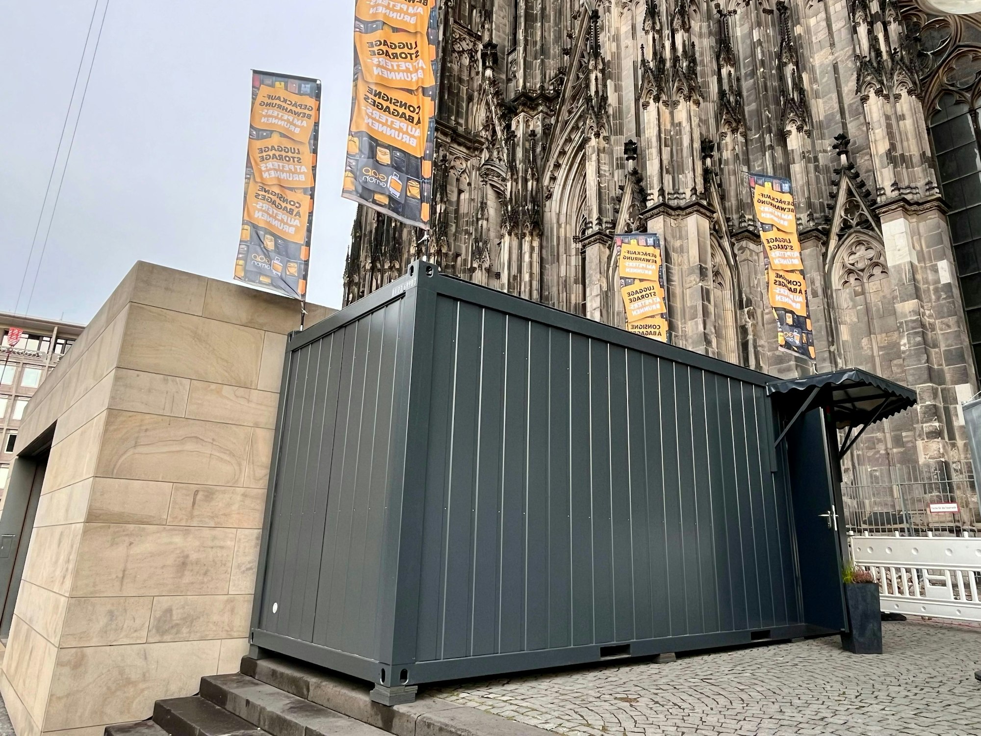 In dem schwarzen Container vor dem Kölner Dom können Besucherinnen und Besucher ihr Gepäck lagern.