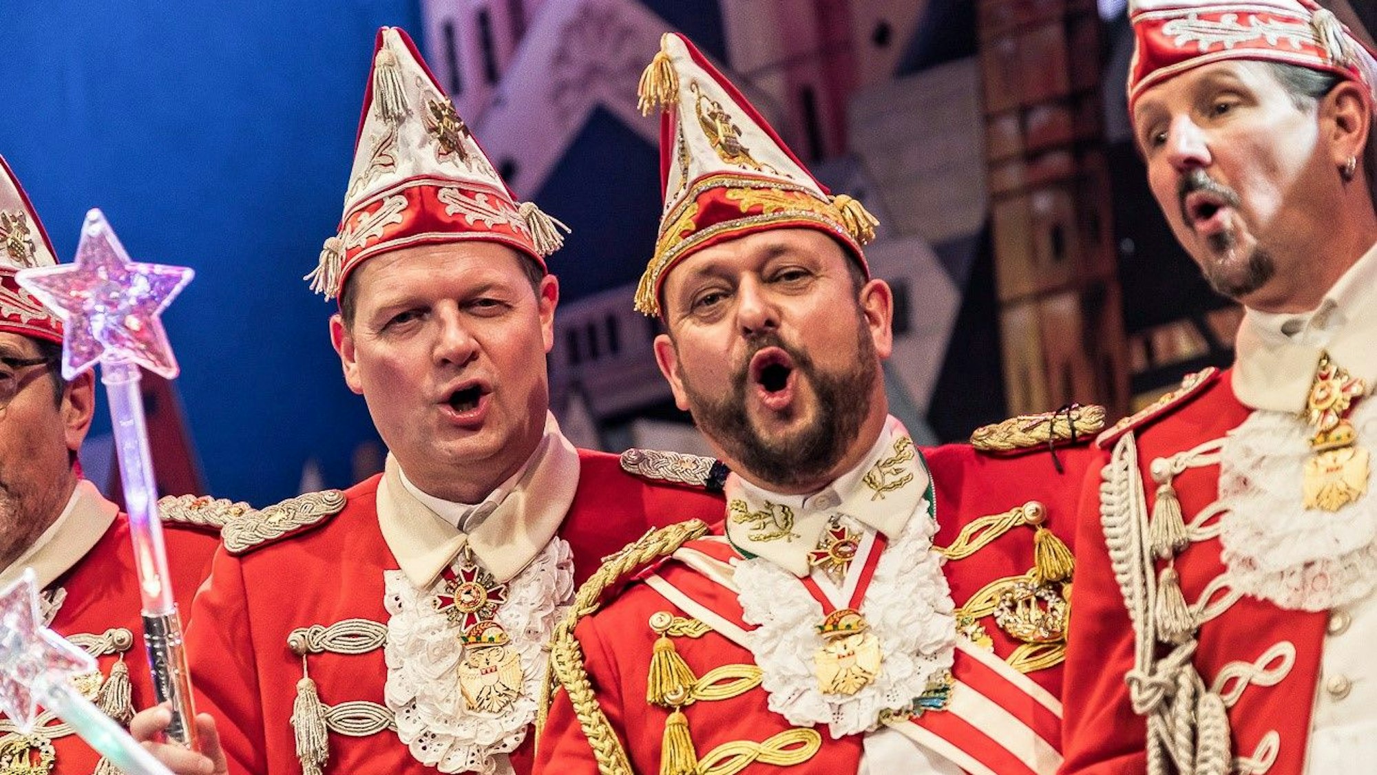 Der Vorstand der Roten Funken feiert auf der Bühne.