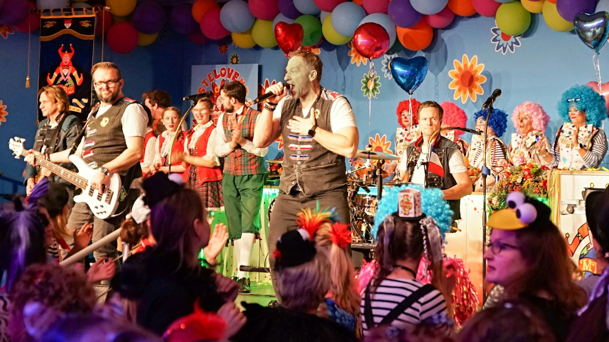 Die Höhner spielen auf der Bühne.