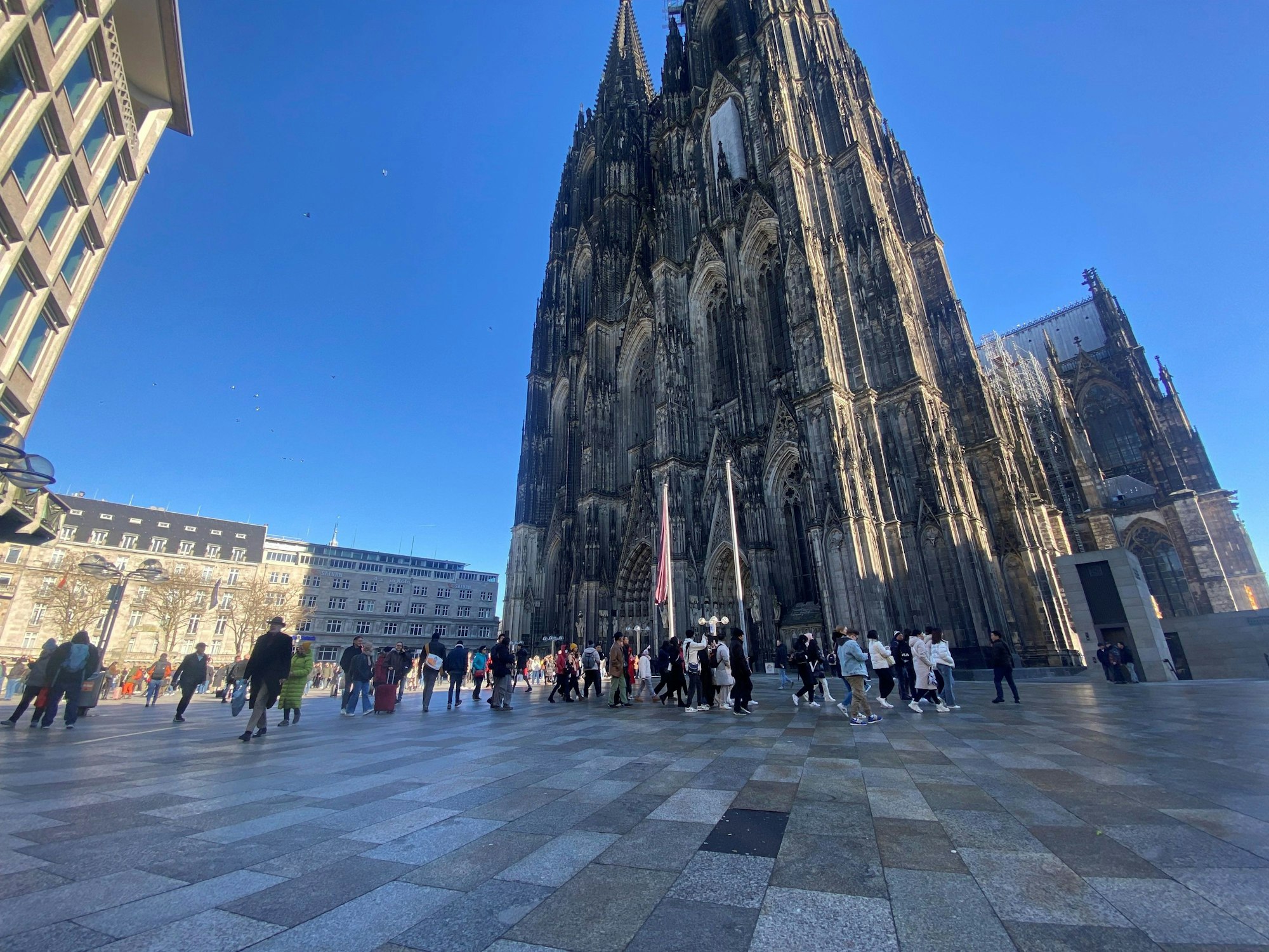 Ohne Straßenmalerei macht der Platz an der Westfassade einen aufgeräumteren Eindruck.