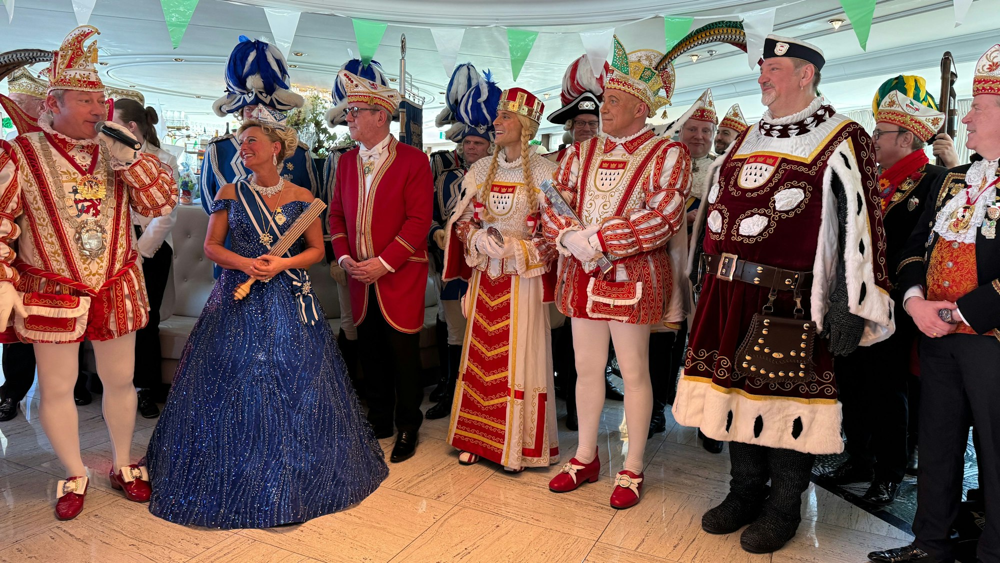 Düsseldorfer Prinzenpaar trifft Kölner Dreigestirn.