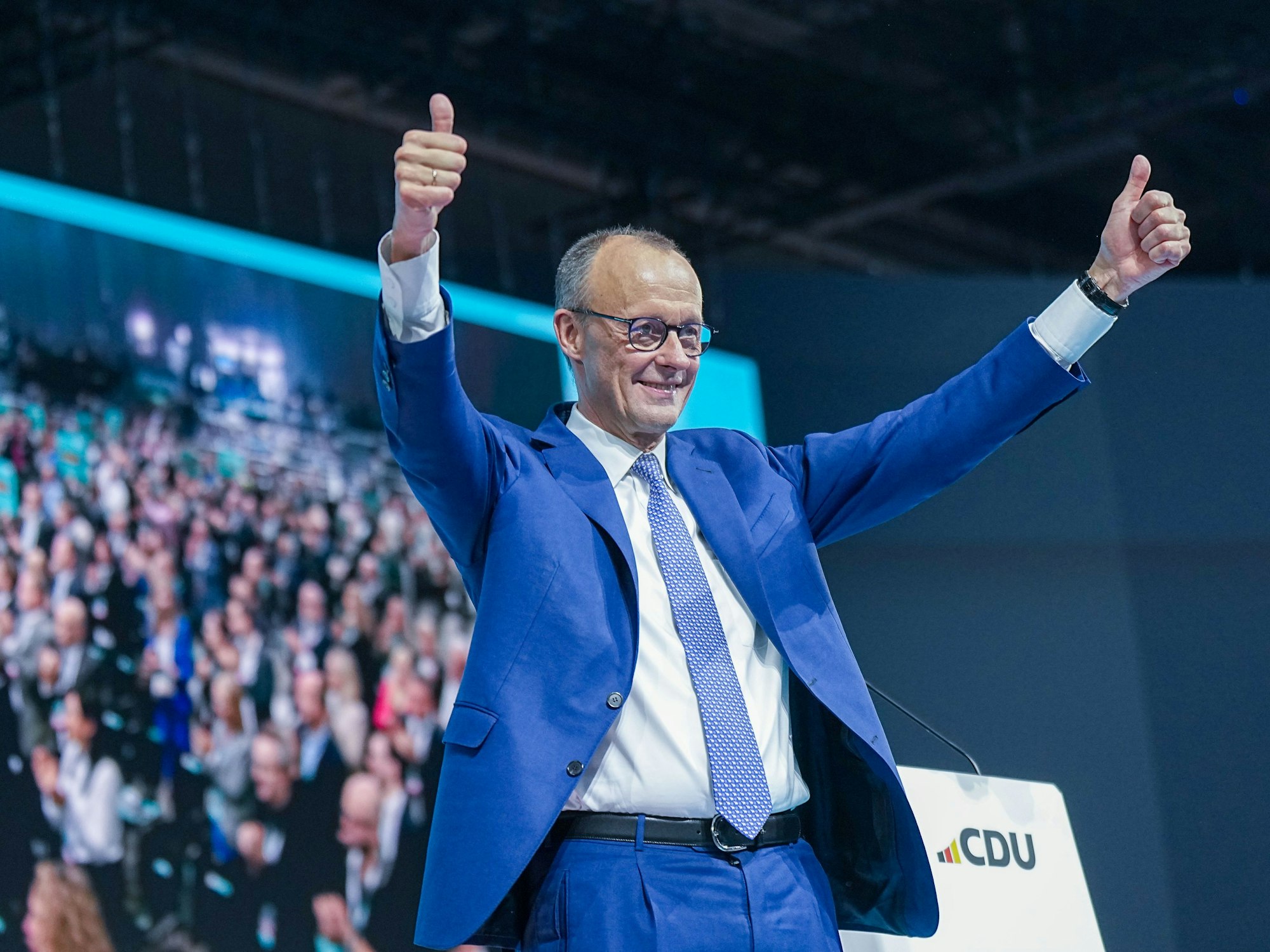 CDU-Kanzlerkandidat Friedrich Merz winkt mit den Daumen nach oben ins Publikum nach seiner Rede beim 37. Bundesparteitag der CDU am Montag (4. Februar).