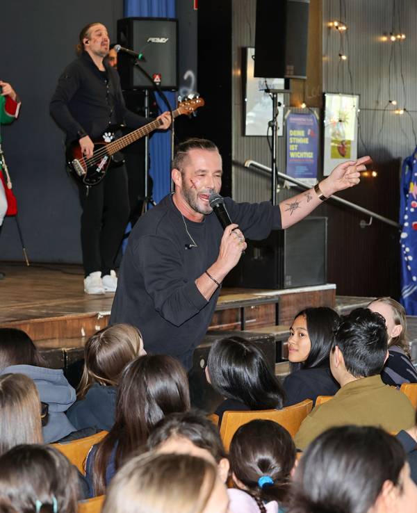 Sänger Sven West von den Räubern singt mit den Kindern.