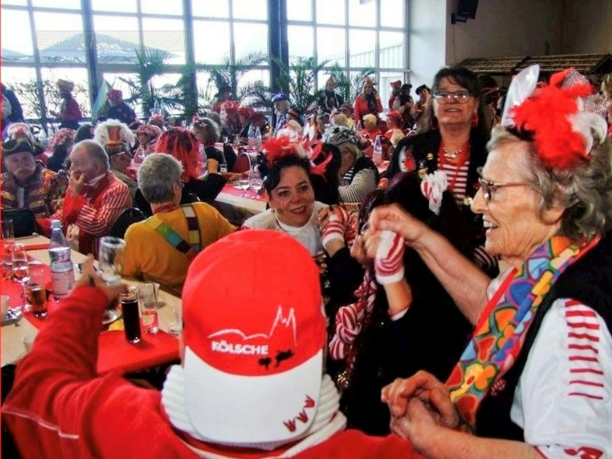 Senioren feiern Karneval bei den Schmuckstückchen.