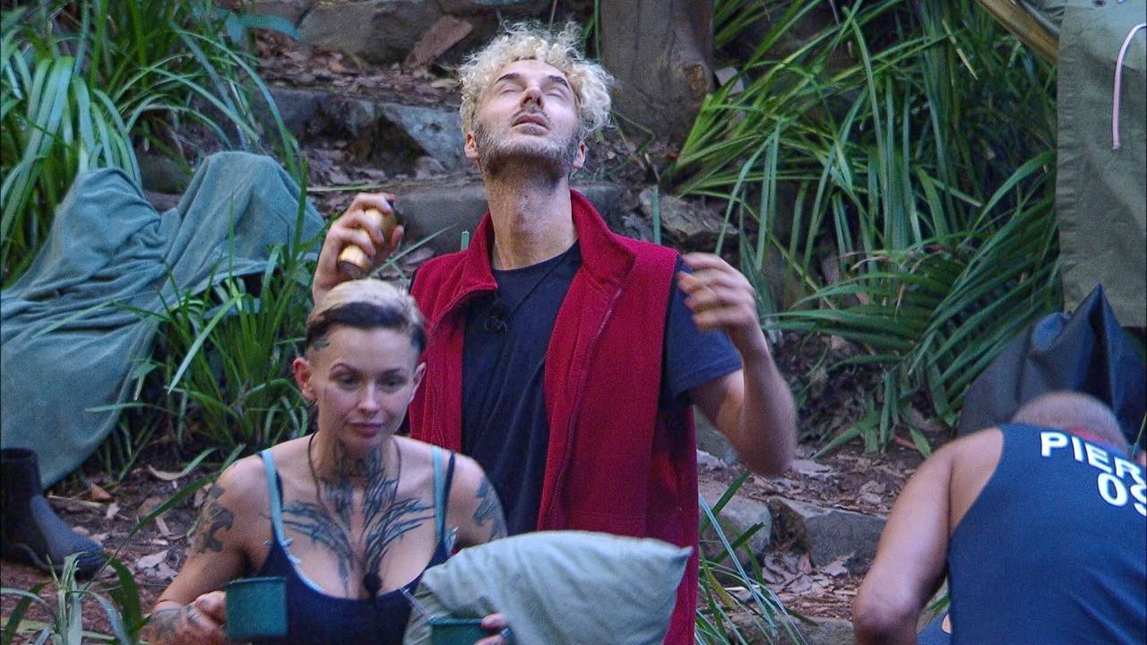 Sam Dylan ärgert sich im Dschungelcamp.