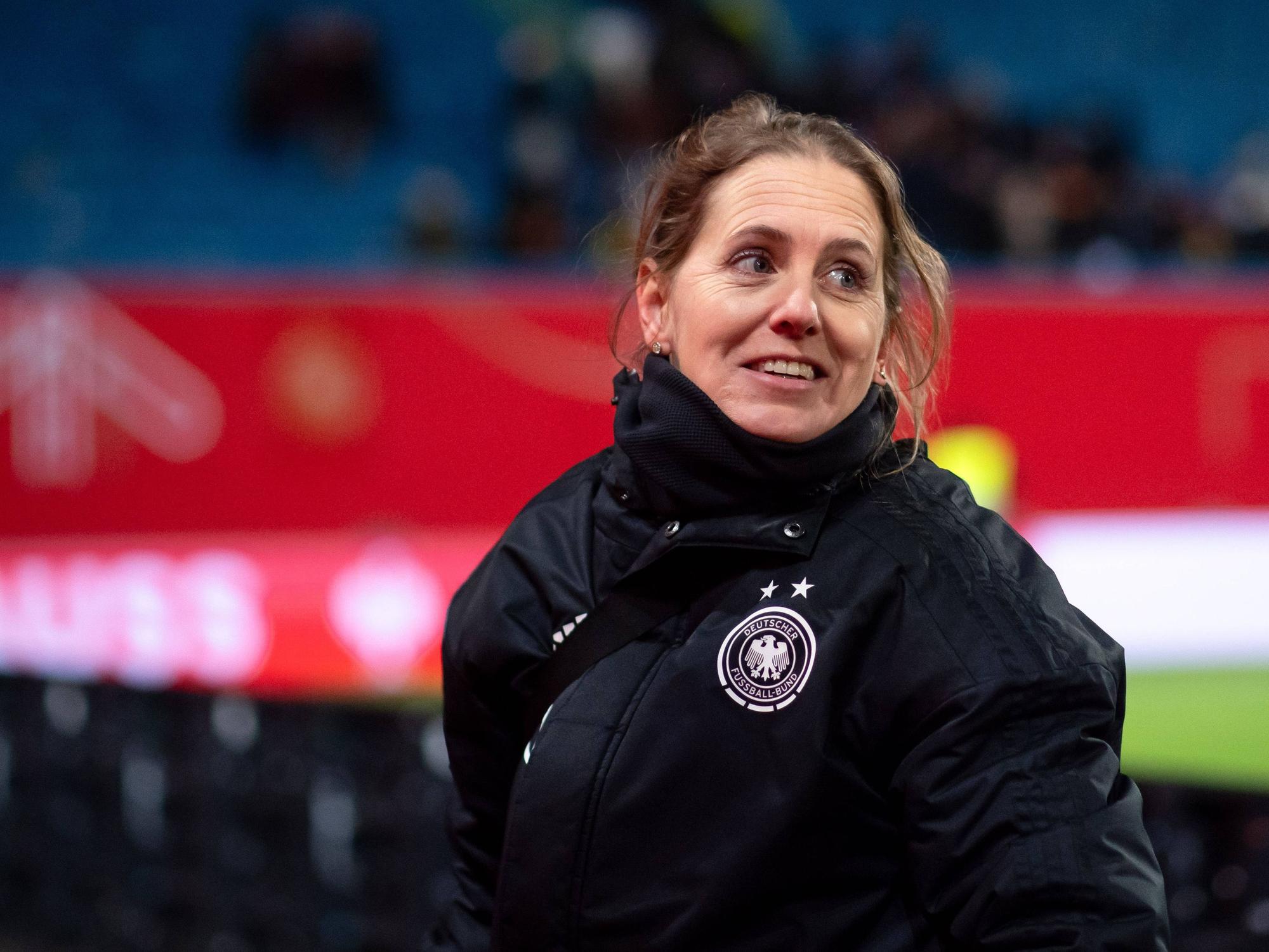 Britta Carlson in DFB-Winterjacke bei einem Länderspiel.