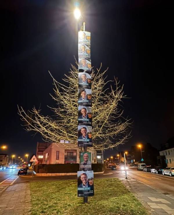 Neun Plakate von CDU und Grünen an einer Straßenecke in Köln-Rodenkirchen.