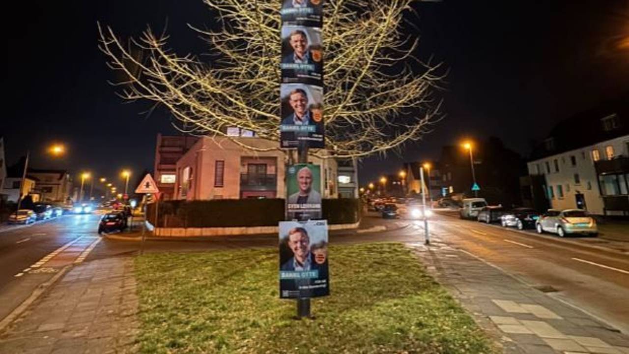 Neun Plakate von CDU und Grünen an einer Straßenecke in Köln-Rodenkirchen.