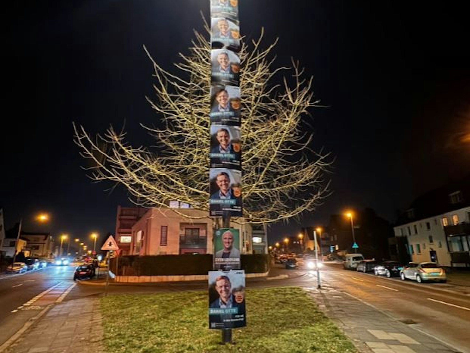Neun Plakate von CDU und Grünen an einer Straßenecke in Köln-Rodenkirchen.
