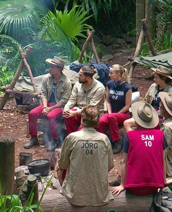 Jan Köppen und Sonja Zietlow stehen im Dschungelcamp.