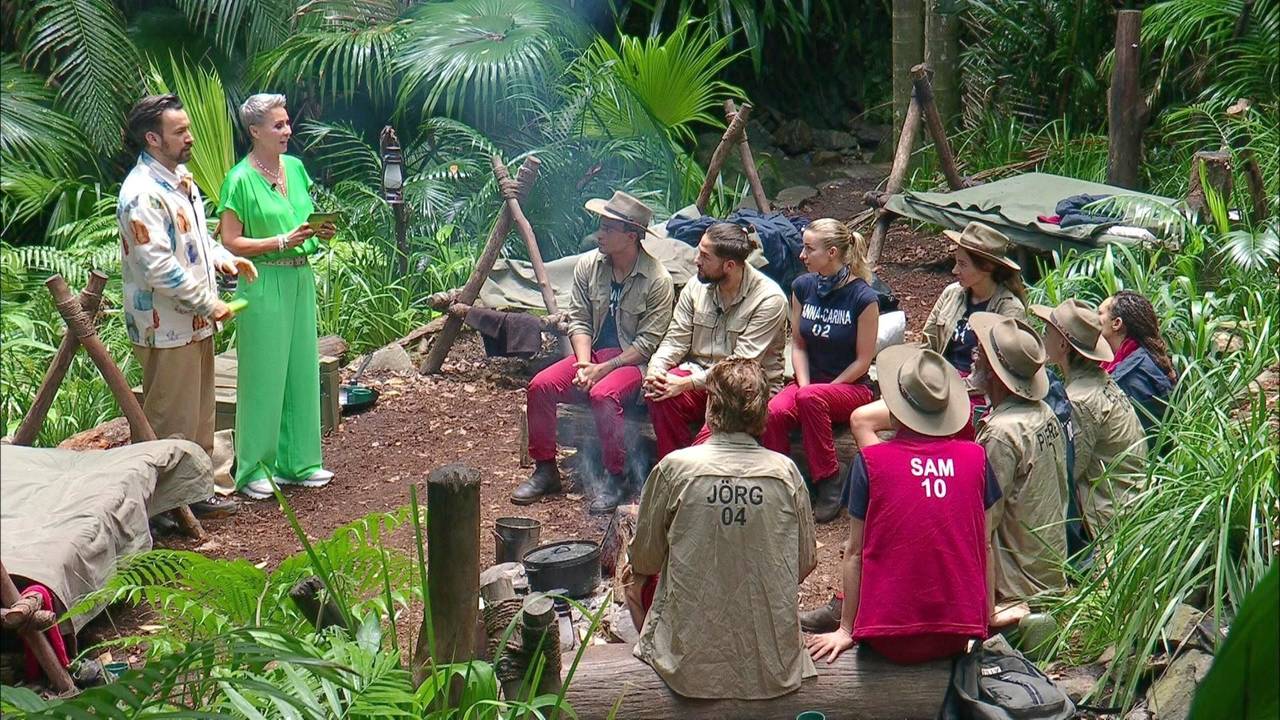 Jan Köppen und Sonja Zietlow stehen im Dschungelcamp.