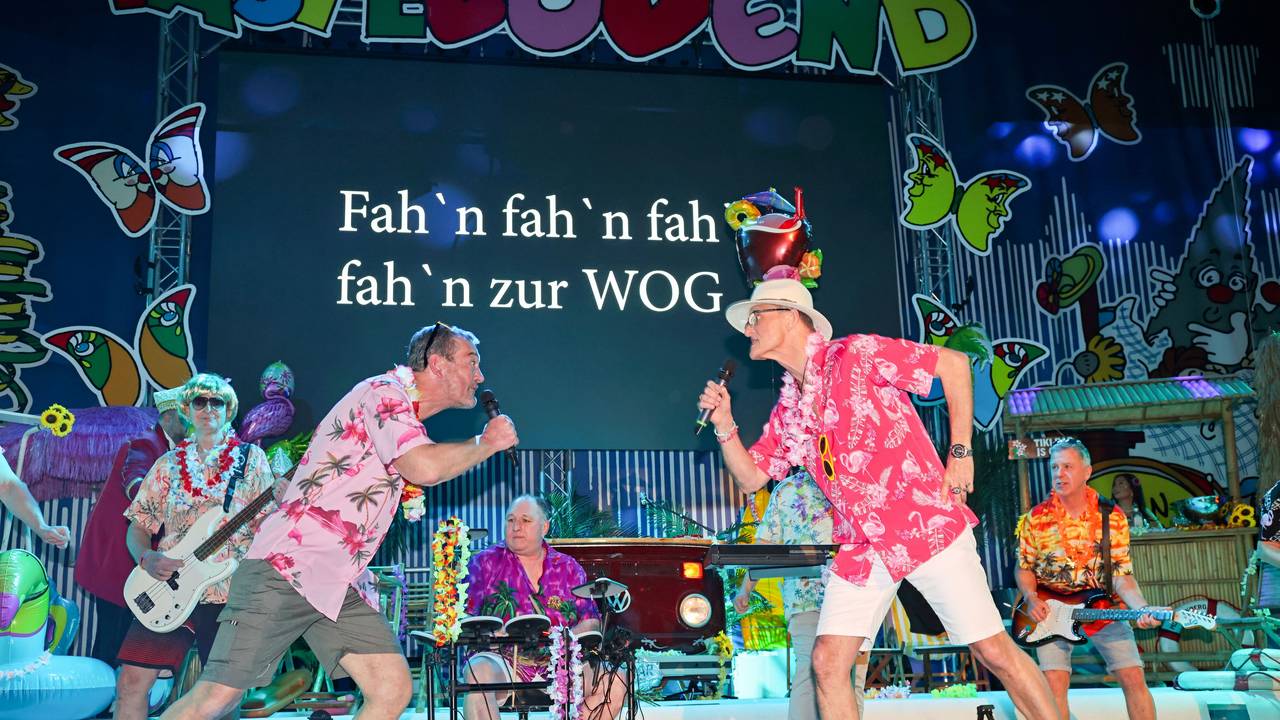 Der Elferrat singt als Beach-Boys-Truppe.