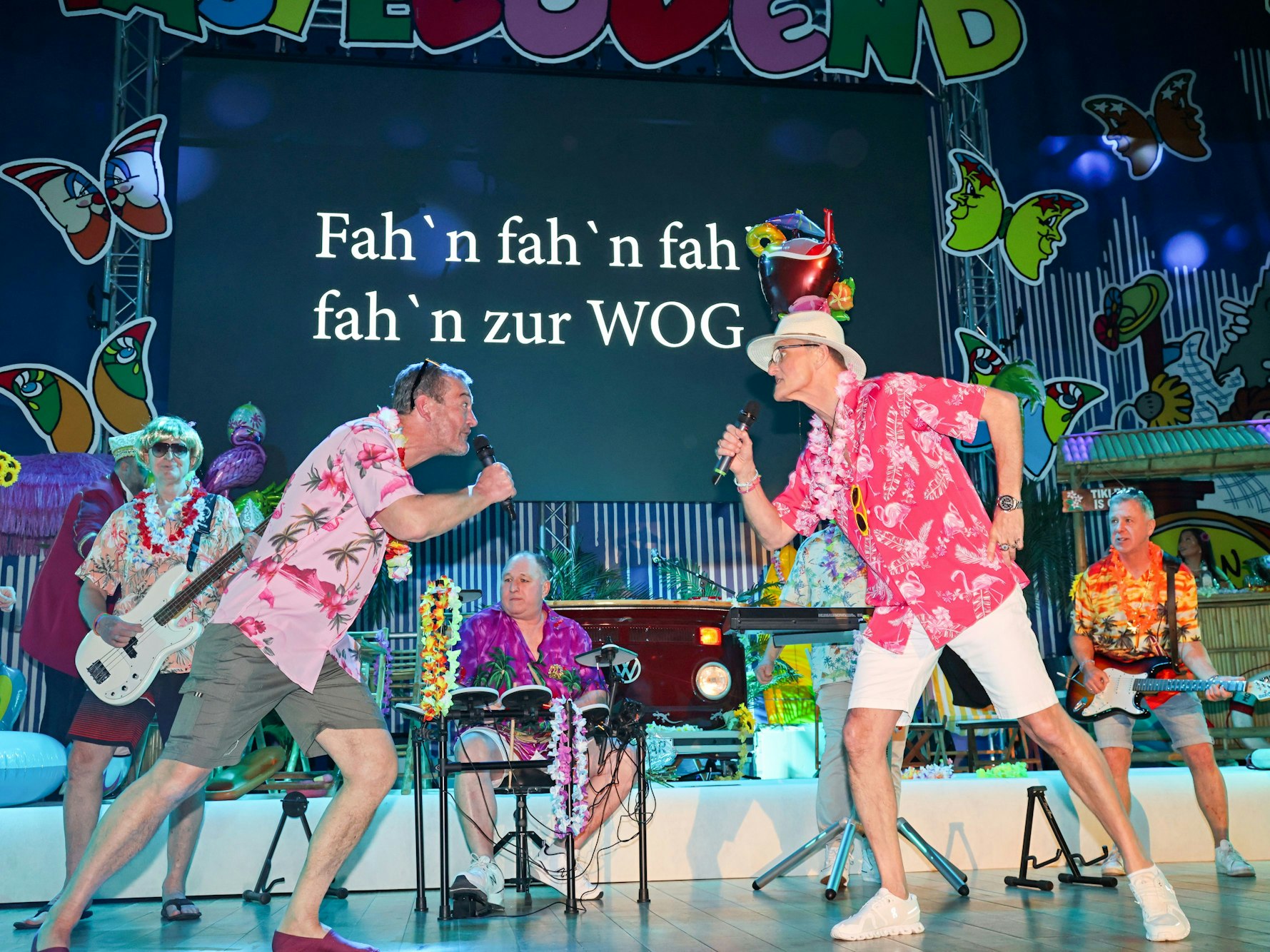 Der Elferrat singt als Beach-Boys-Truppe.