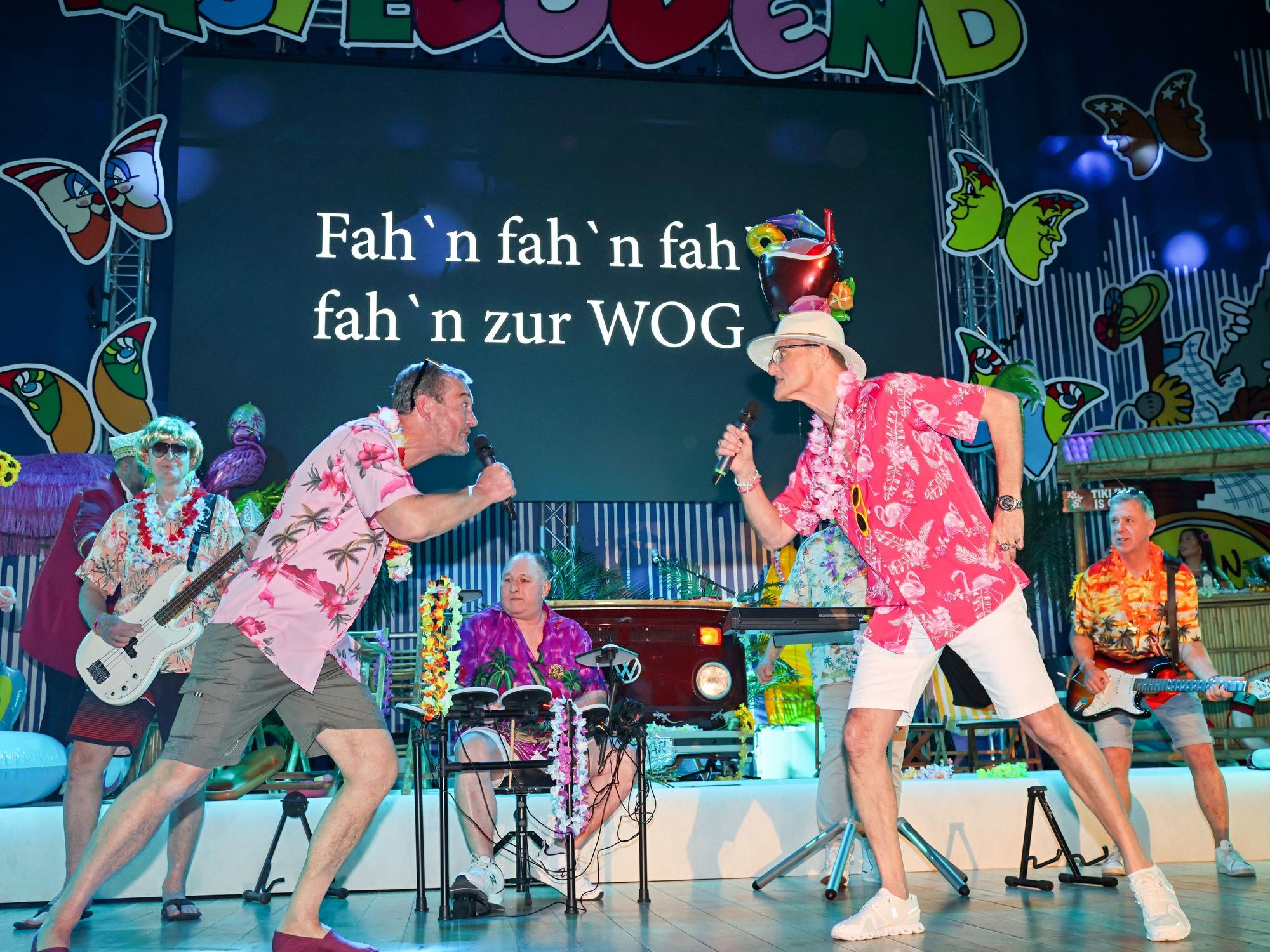Der Elferrat singt als Beach-Boys-Truppe.