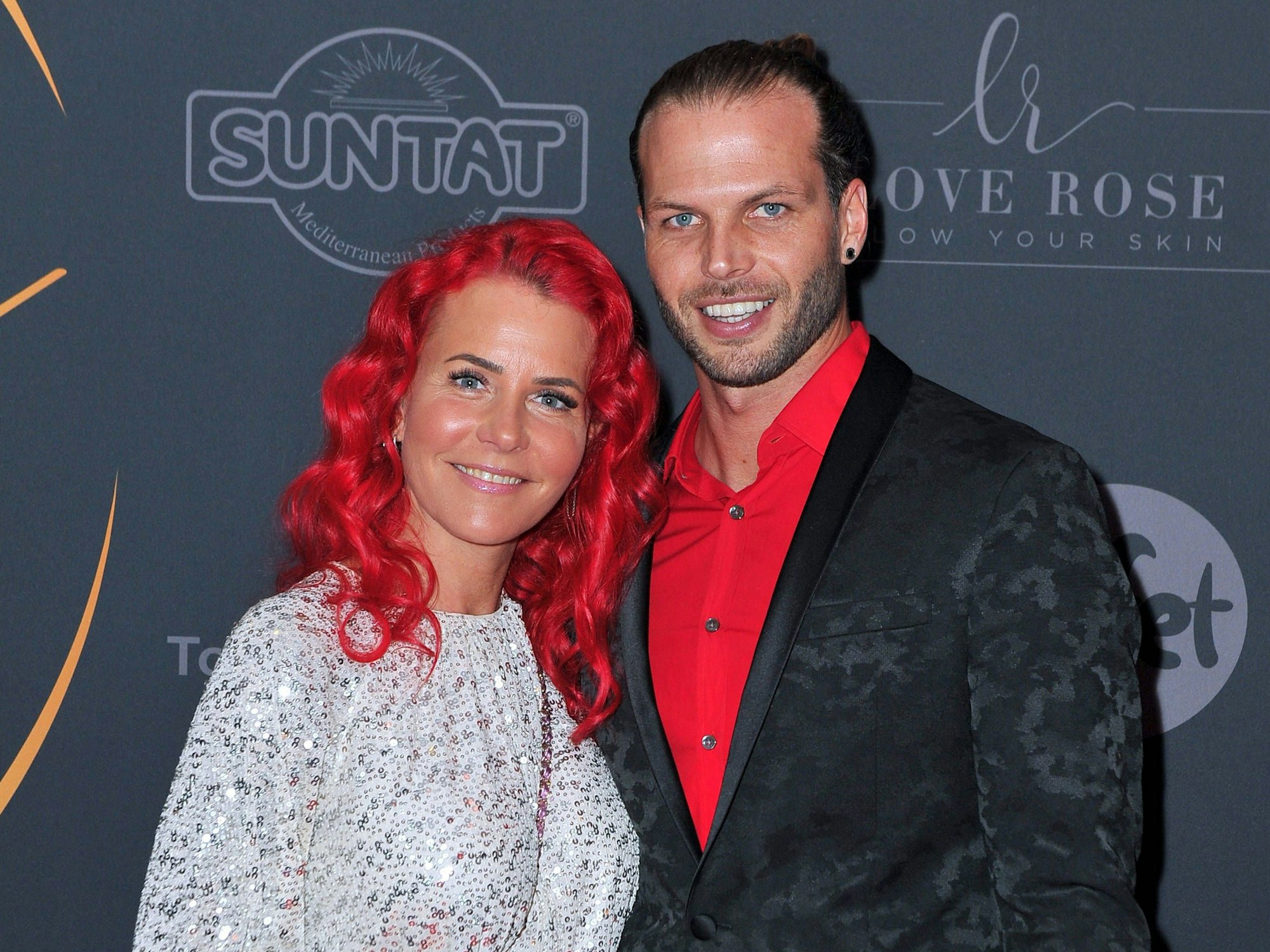 Der ehemalige HSV-Profi Dennis Diekmeier gemeinsam mit seiner Frau Dana am 3. Dezember 2024 auf der „All Together Charity Gala“ in Heidelberg.