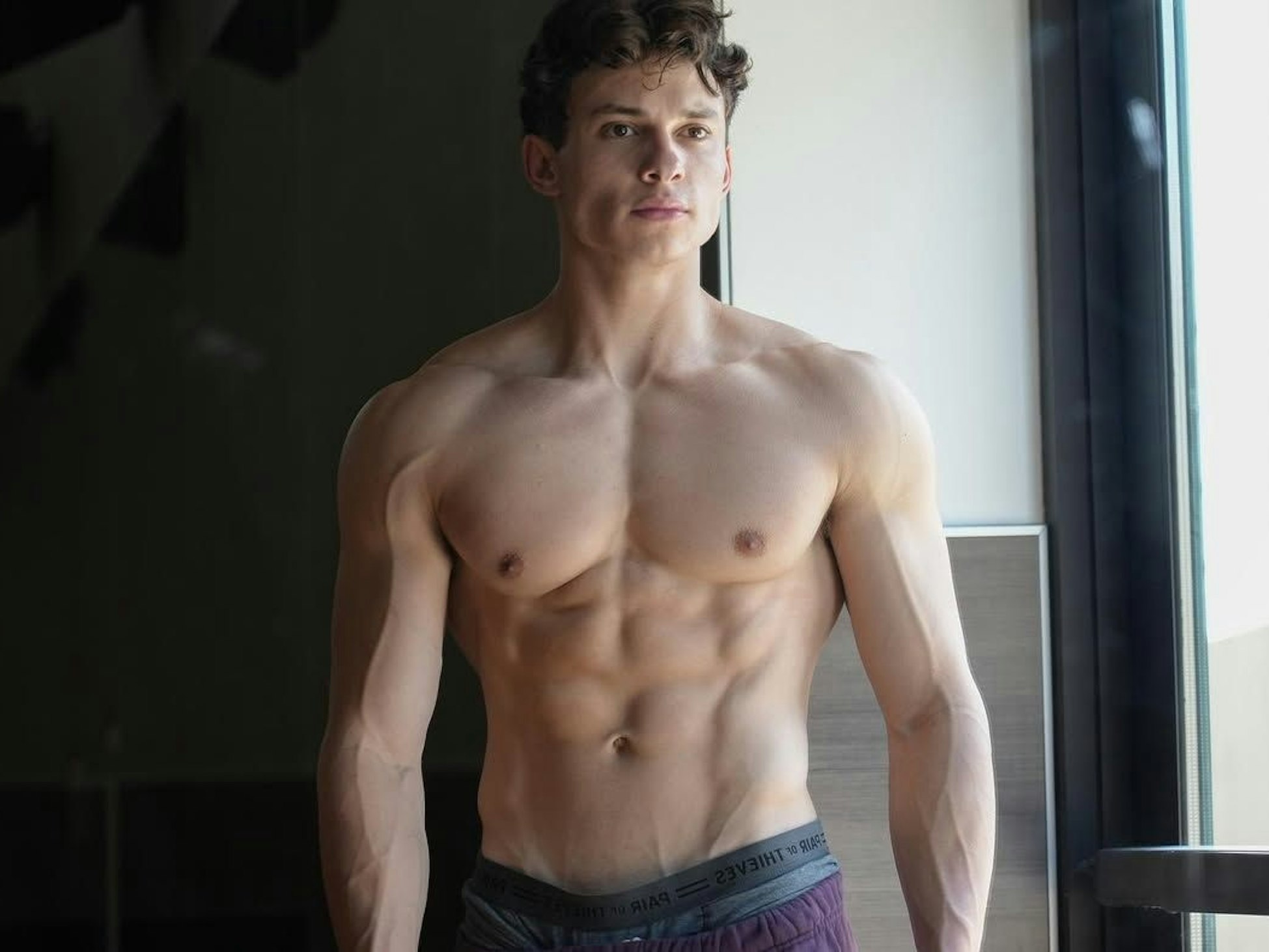 Mit seinem perfekten Körper, seinen Luxusautos und seinem florierenden OnlyFans-Geschäft scheint der 21-jährige CJ Clark ein Luxus-Leben zu führen. Doch vieles davon ist Schein.