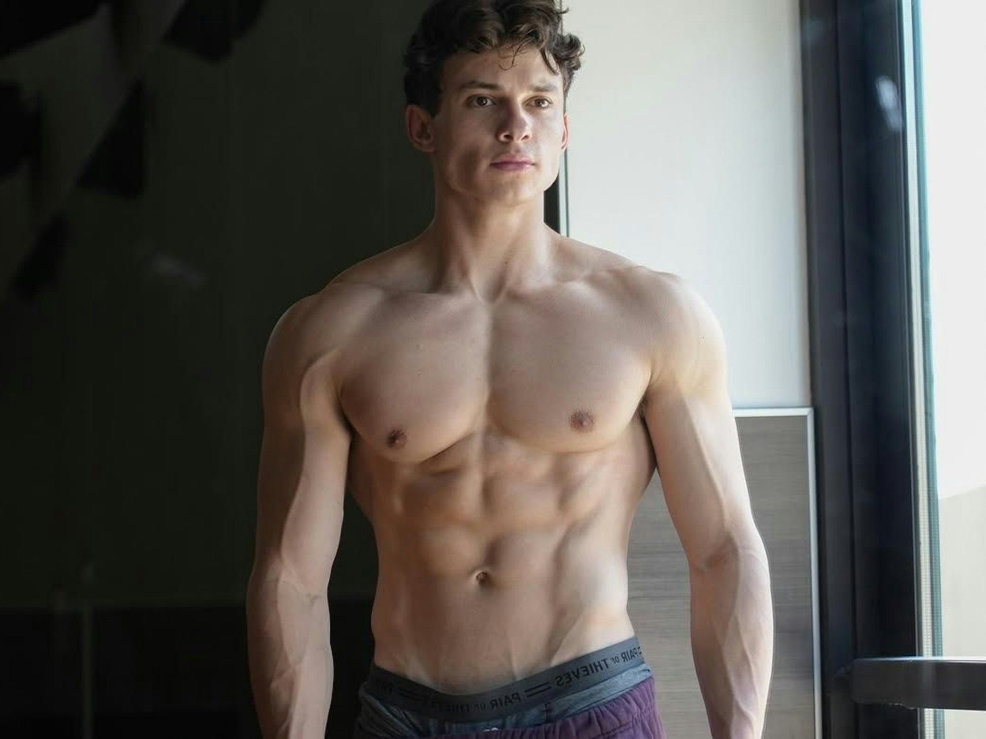 Mit seinem perfekten Körper, seinen Luxusautos und seinem florierenden OnlyFans-Geschäft scheint der 21-jährige CJ Clark ein Luxus-Leben zu führen. Doch vieles davon ist Schein.