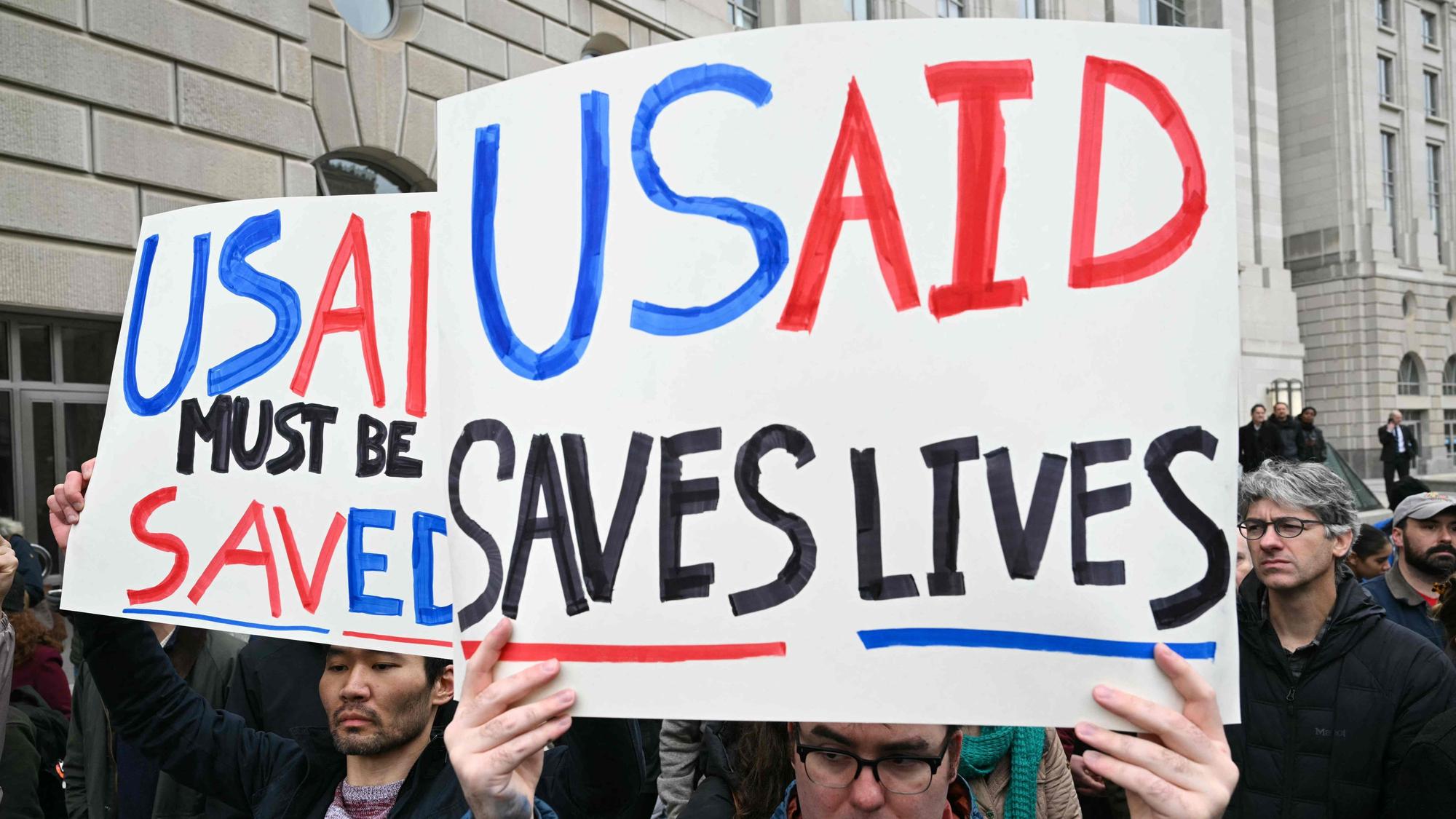 Menschen protestieren vor dem Sitz von USAID gegen die Maßnahmen von Trump und Musk.