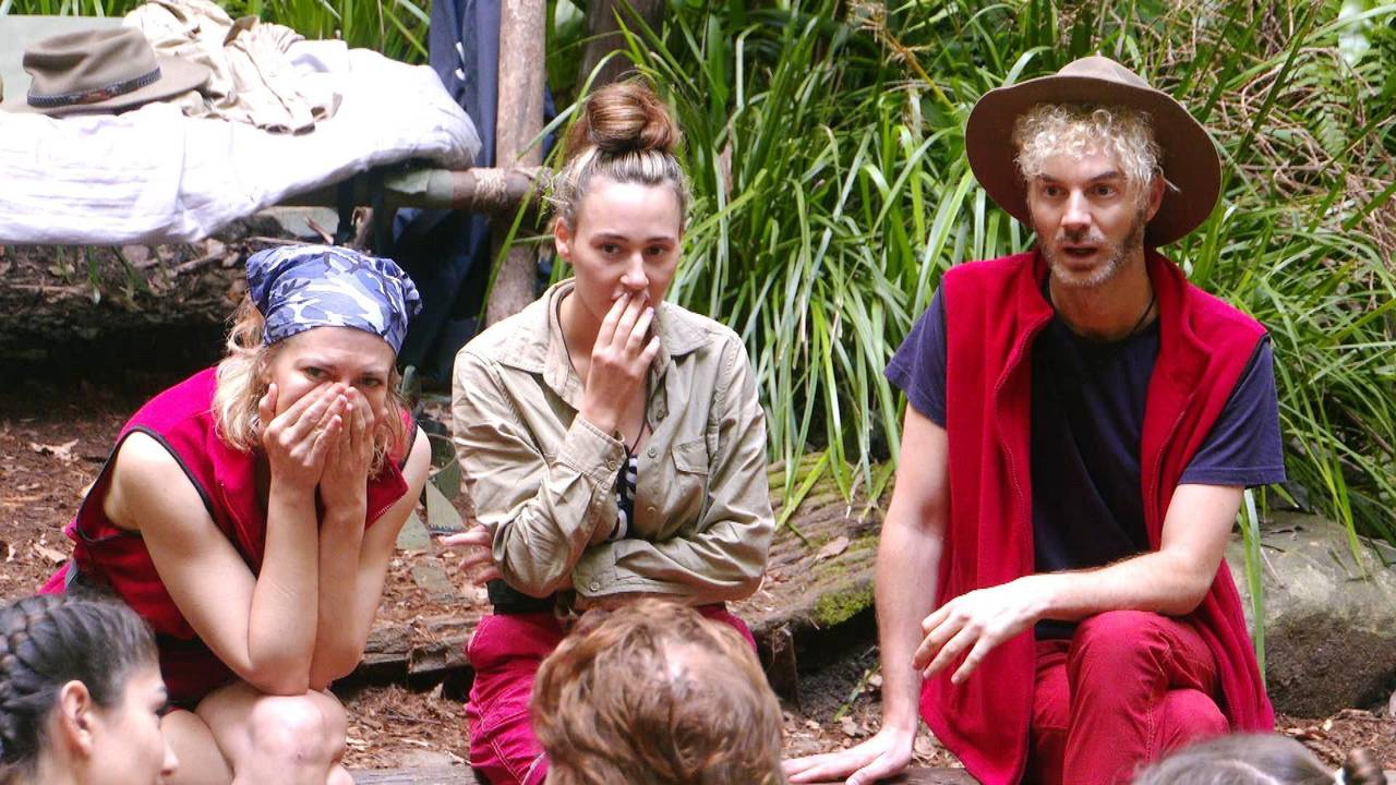 Nach Nina Bott (l.) muss auch Sam Dylan (r.) das Dschungelcamp verlassen.