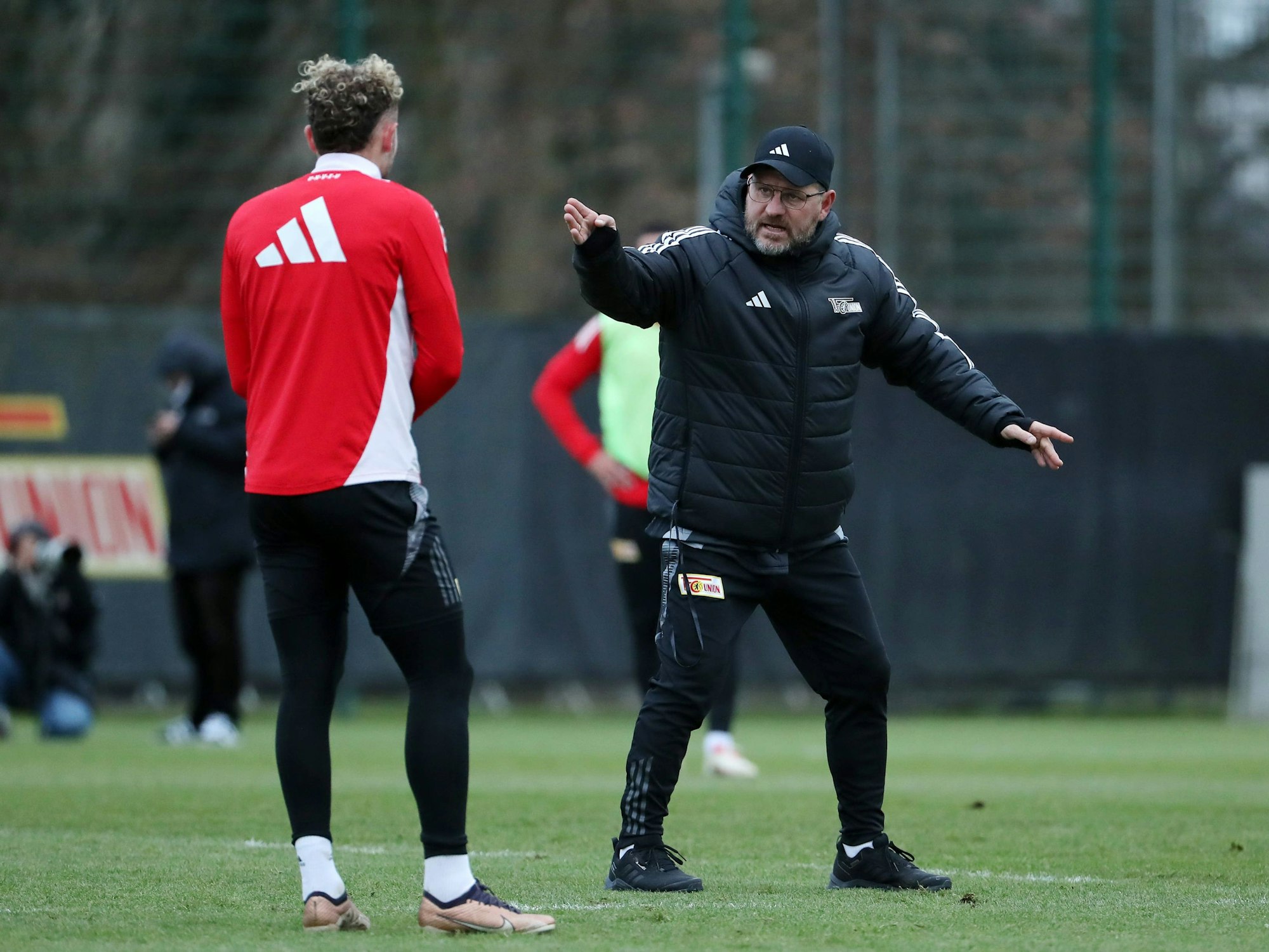 Trainer Steffen Baumgart gibt Benedict Hollerbach im Training von Union Berlin am 7. Januar 2025 Anweisungen.