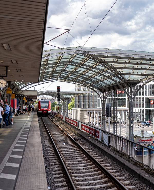 Blick auf ein Gleis am Kölner Hauptbahnhof, daneben ist der Breslauer Platz mit dem Bundespolizei-Container zu sehen.