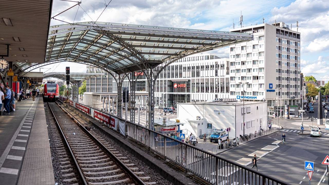 Blick auf ein Gleis am Kölner Hauptbahnhof, daneben ist der Breslauer Platz mit dem Bundespolizei-Container zu sehen.