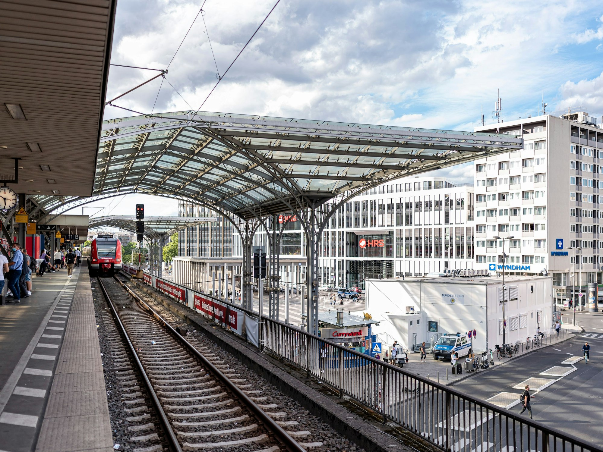 Blick auf ein Gleis am Kölner Hauptbahnhof, daneben ist der Breslauer Platz mit dem Bundespolizei-Container zu sehen.