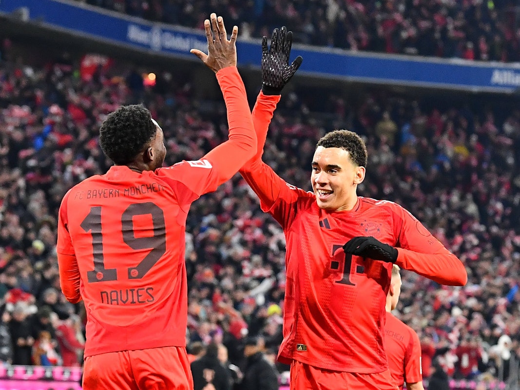 Die Bayern-Stars Alphonso Davies (l.) und Jamal Musiala bejubeln am 20. Dezember 2024 ein Tor im Spiel gegen RB Leipzig.
