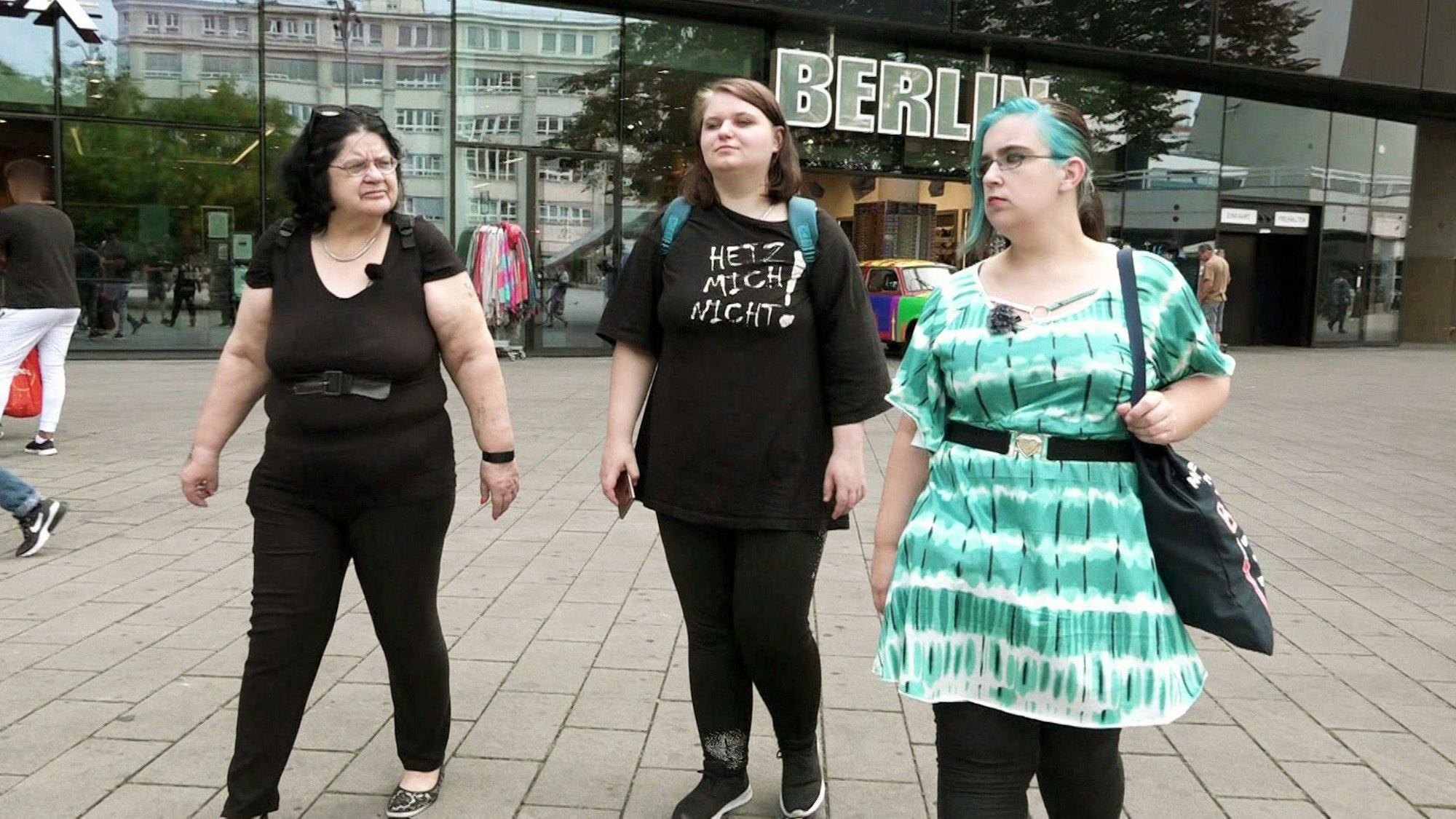 Brigitte unternimmt mit ihren Töchtern Jana (Mi.) und Nicole einen Städtetrip nach Berlin.
