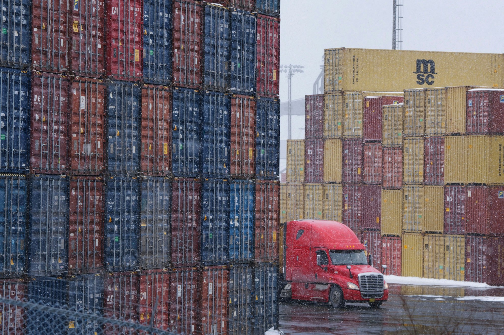 Schiffscontainer sind am Atlantic Hub Containerterminal in Halifax zu sehen, einen Tag vor der Einführung von Zöllen durch US-Präsident Trump gegen Kanada.