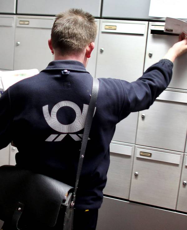 Ein Mitarbeiter der Post ist am 17. Februar 2011 in Köln unterwegs.