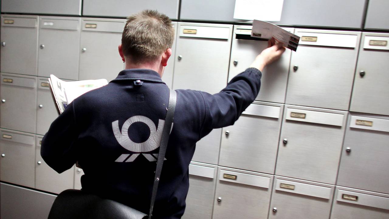Ein Mitarbeiter der Post ist am 17. Februar 2011 in Köln unterwegs.