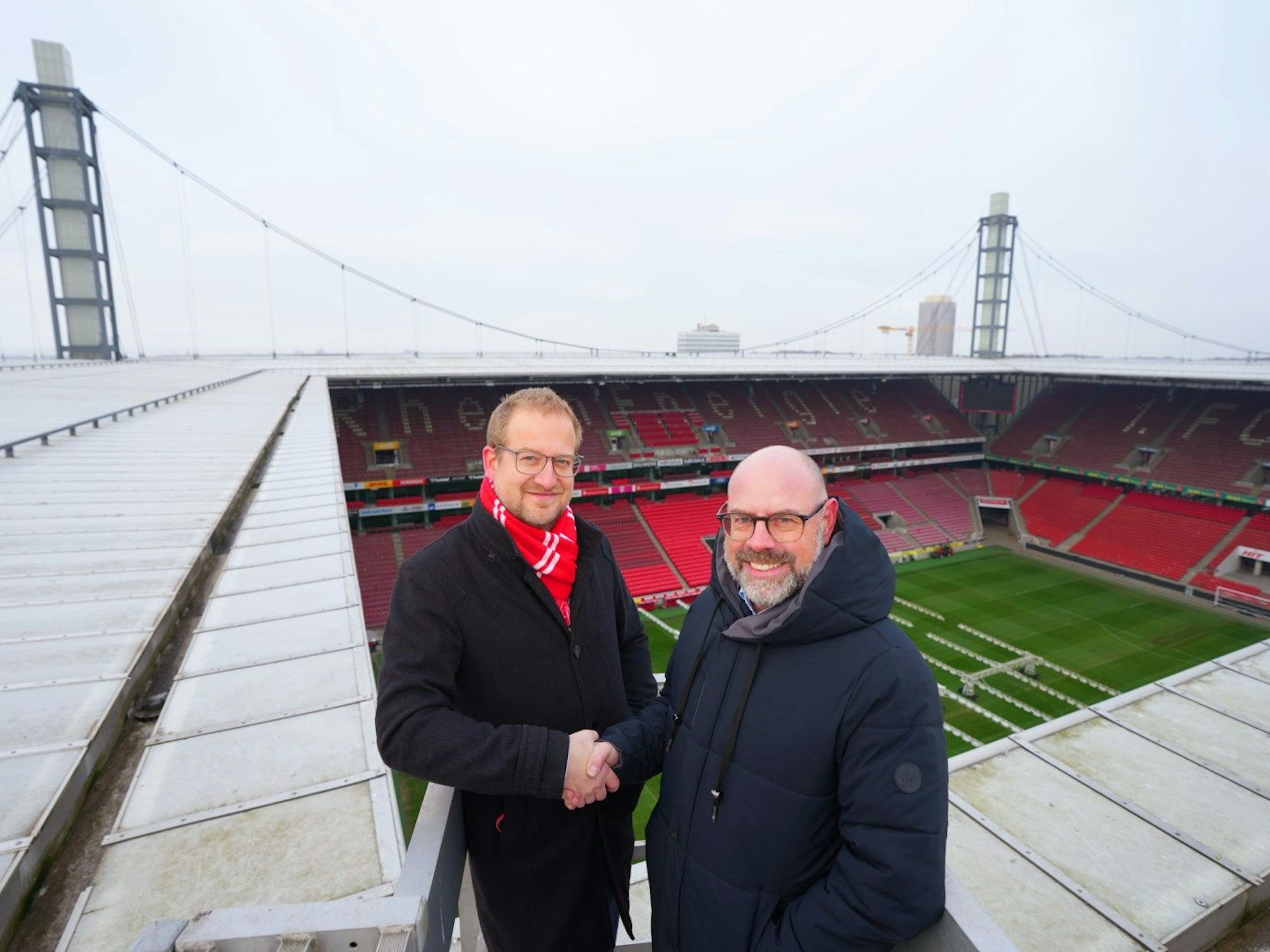 Stephan Segbers, Vertriebsvorstand RheinEnergie AG (li.), und Lutz Wingerath, Geschäftsführer der Kölner Sportstätten