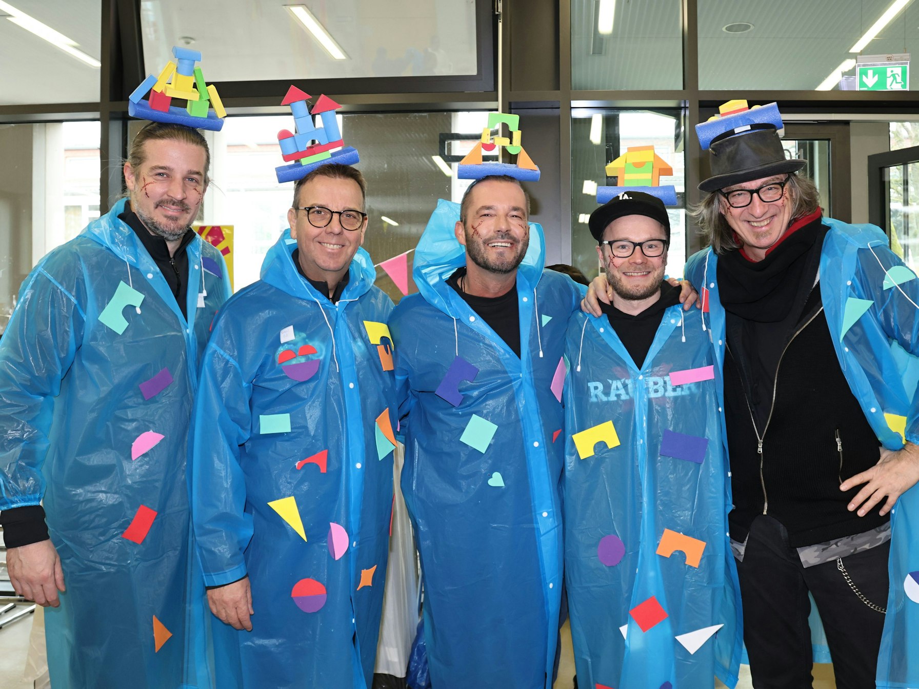 Die Räuber präsentieren die selbst gebastelten Kostüme.