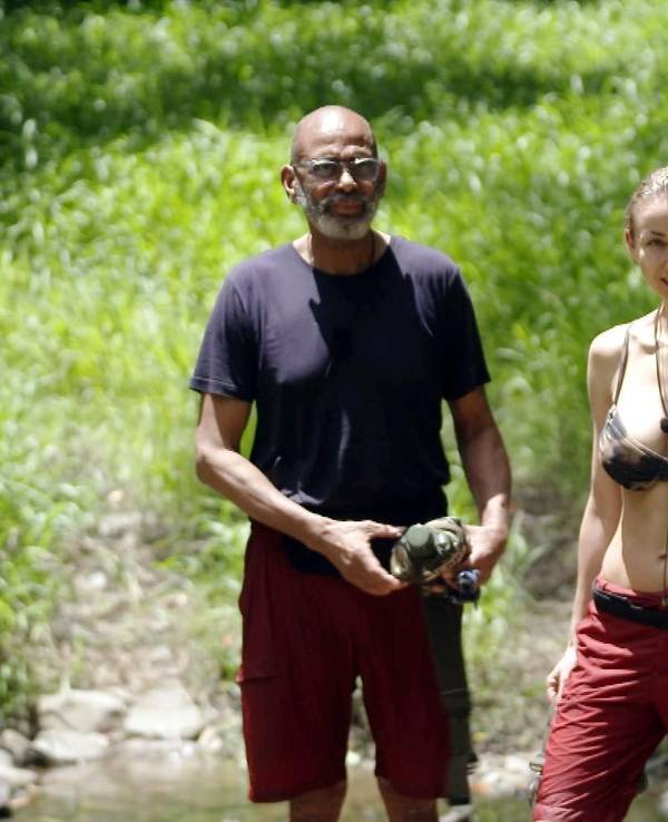 Pierre Sanoussi-Bliss steht neben Anna-Carina Woitschack im BH.