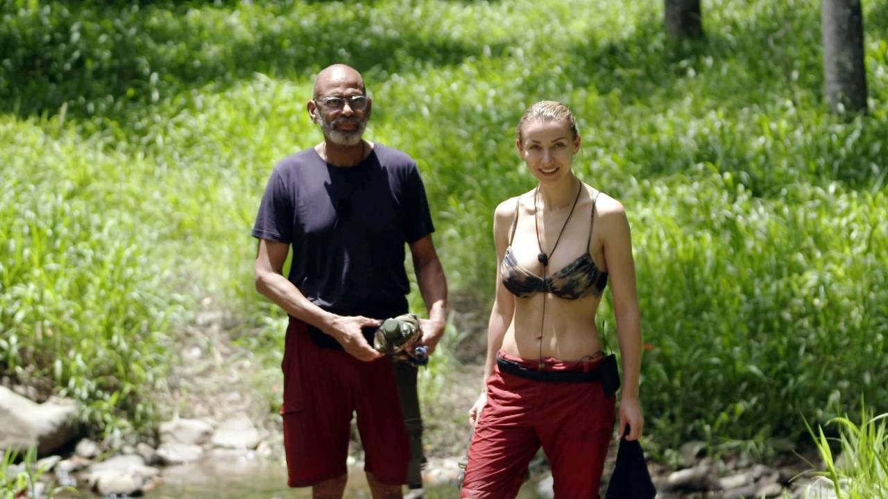 Pierre Sanoussi-Bliss steht neben Anna-Carina Woitschack im BH.