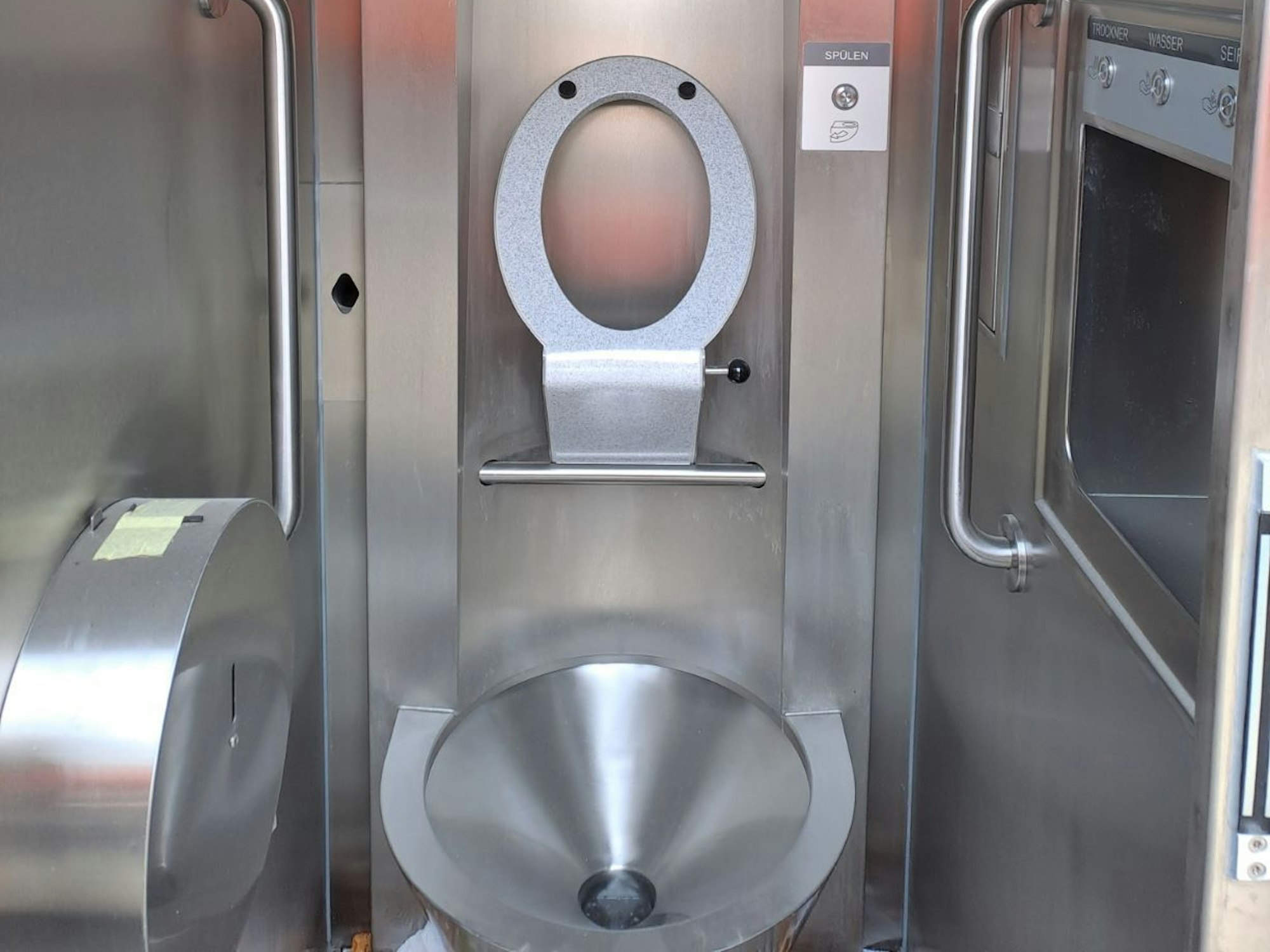 Die neue AWB-Toilette steht in Köln-Porz auf dem Marktplatz.