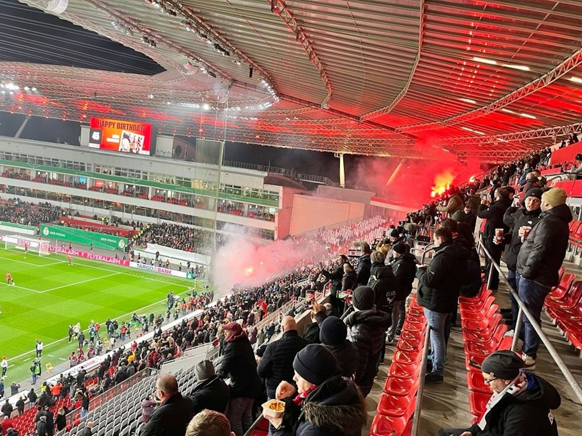 Fans des 1. FC Köln nahmen ihre Plätze ein und feuerten Pyrotechnik ab.