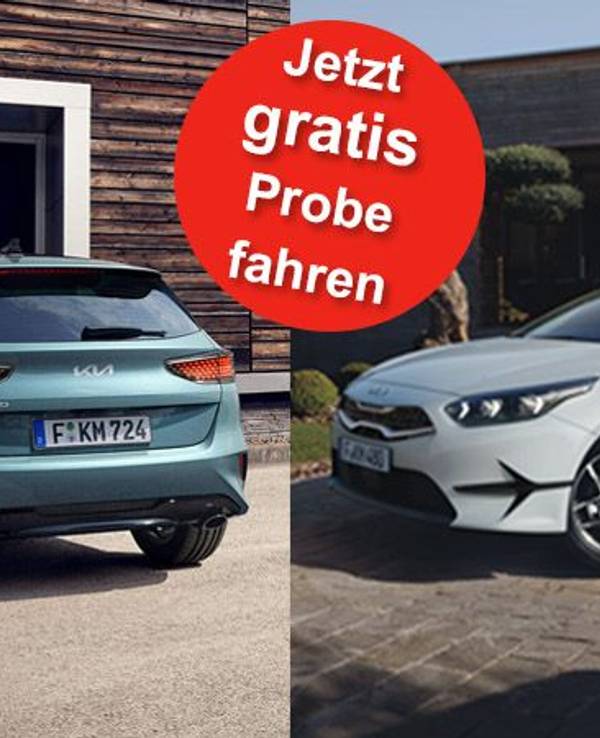 Kia Ceed 1.0 T-GDI MT Ultimate Edition und Kia Ceed Sportswagon 1.0 T-GDI MT Ultimate Edition stehen geparkt vor Garageneinfahrten.