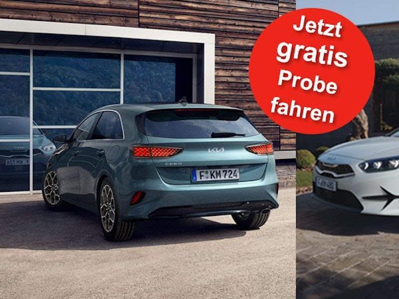 Kia Ceed 1.0 T-GDI MT Ultimate Edition und Kia Ceed Sportswagon 1.0 T-GDI MT Ultimate Edition stehen geparkt vor Garageneinfahrten.