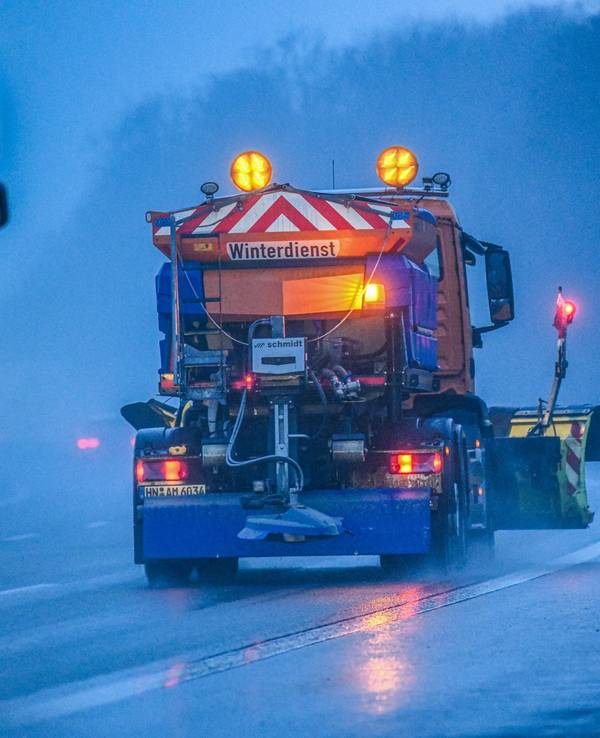 Ein Fahrzeug des Winterdienstes bei einem Einsatz am 17. Januar 2024 (Symbolfoto). Am Mittwochmorgen (5. Februar 2025) kommt es auf der A4 zu heftigen Behinderungen.