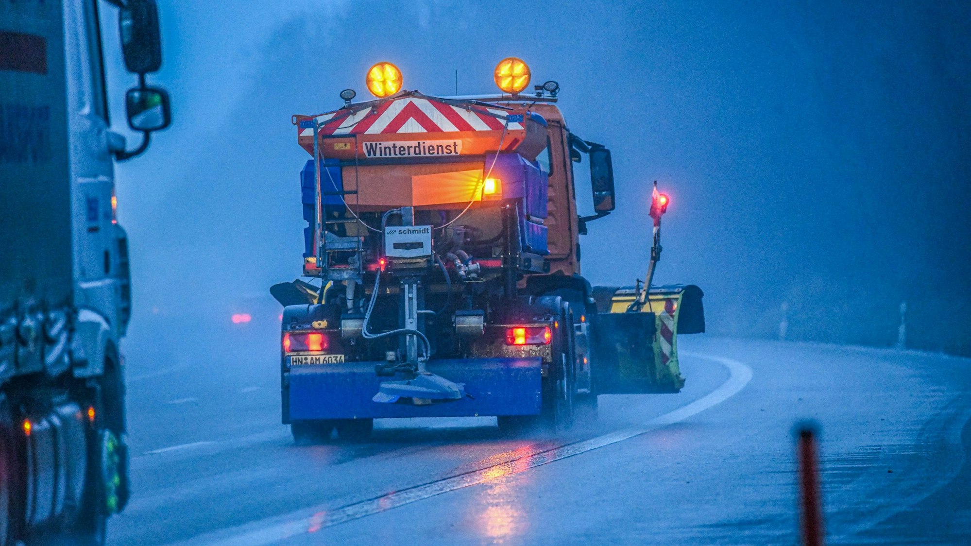 Ein Fahrzeug des Winterdienstes bei einem Einsatz am 17. Januar 2024 (Symbolfoto). Am Mittwochmorgen (5. Februar 2025) kommt es auf der A4 zu heftigen Behinderungen.