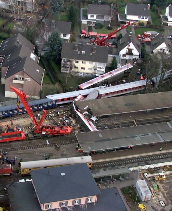 Am 6. Februar 2000 entgleiste in Brühl ein Zug, rutschte einen Hang herunter und die Lok krachte in ein Einfamilienhaus.