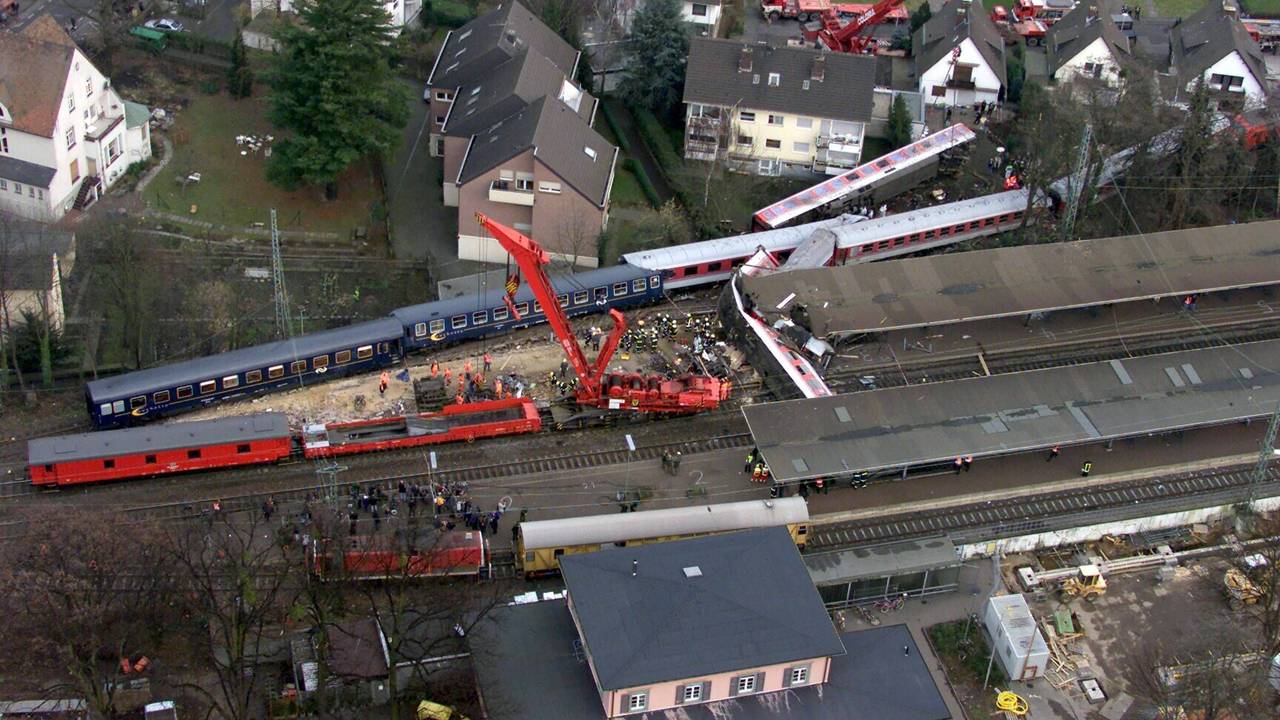 Am 6. Februar 2000 entgleiste in Brühl ein Zug, rutschte einen Hang herunter und die Lok krachte in ein Einfamilienhaus.