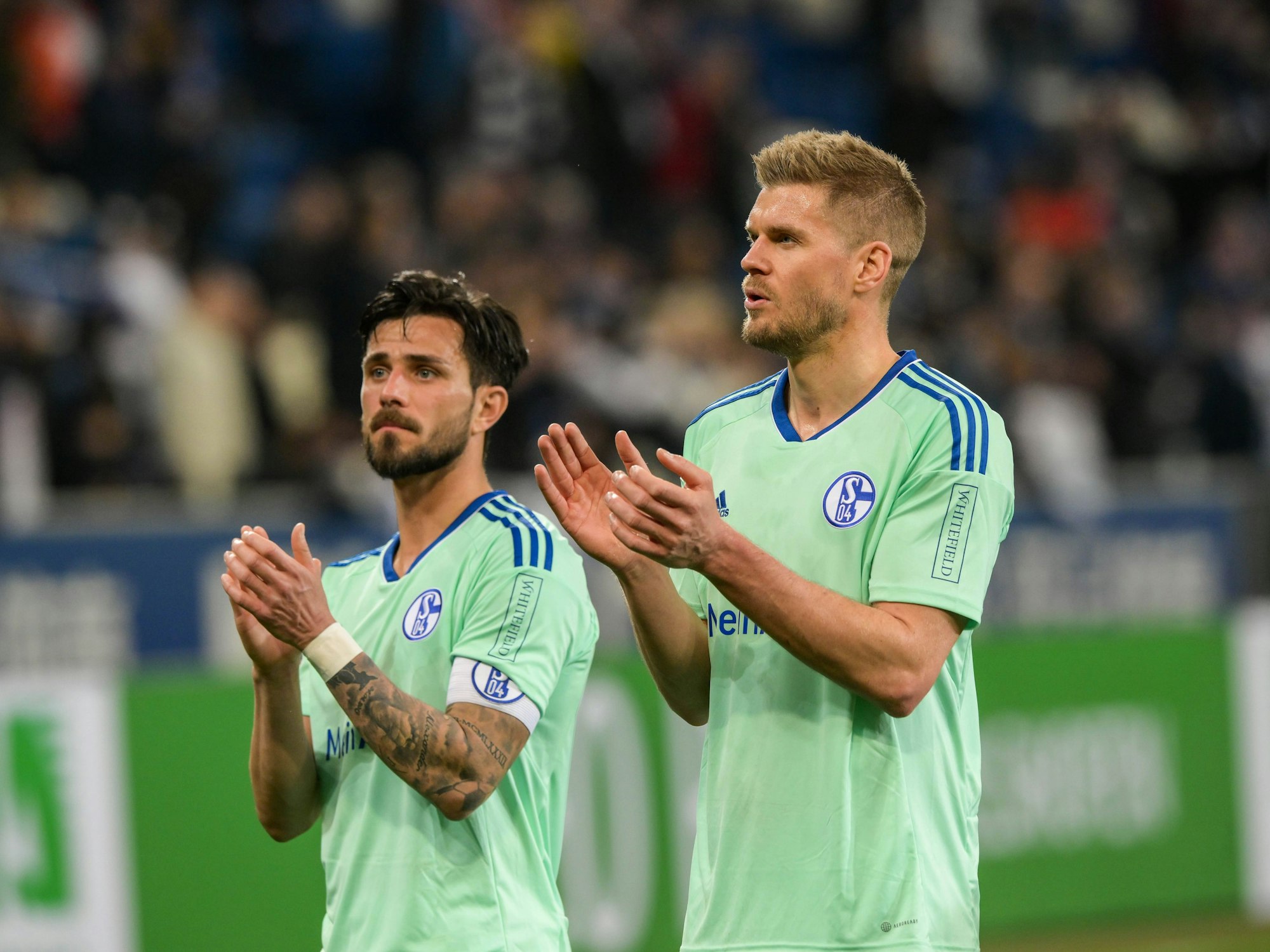 Danny Latza und Simon Terodde bedanken sich nach einem Spiel bei den Schalke-Fans.